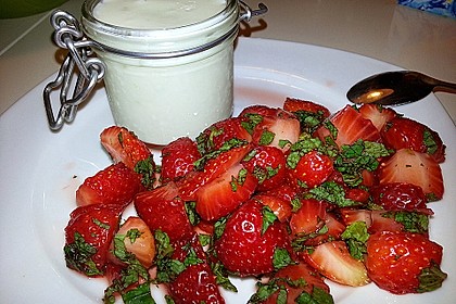 Buttermilchmousse mit Erdbeeren und Nusspesto 5