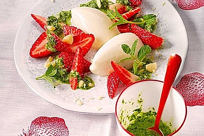 Buttermilchmousse mit Erdbeeren und Nusspesto 2