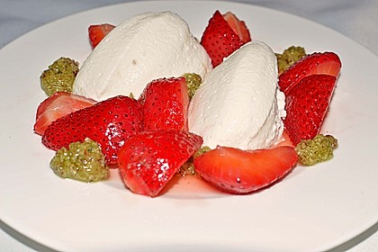 Buttermilchmousse mit Erdbeeren und Nusspesto