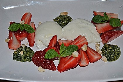 Buttermilchmousse mit Erdbeeren und Nusspesto 3