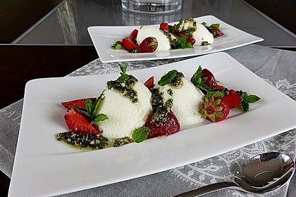 Buttermilchmousse mit Erdbeeren und Nusspesto 1