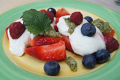 Buttermilchmousse mit Erdbeeren und Nusspesto 4