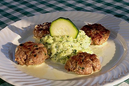 Fleischpflanzerl mit Zucchini - Gem&uuml;se