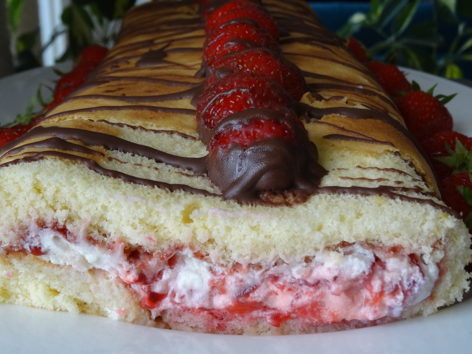 Evas raffinierte Biskuitroulade mit Erdbeeren (Rezept mit Bild ...