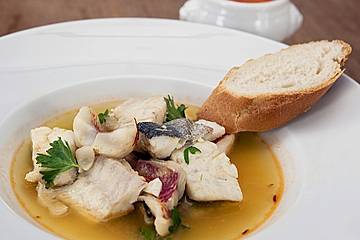 Bouillabaisse mit Sauce Rouille und Baguette