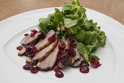 Warm ger&auml;ucherte Entenbrust auf Feldsalat mit Apfeldressing