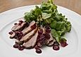 Warm ger&auml;ucherte Entenbrust auf Feldsalat mit Apfeldressing