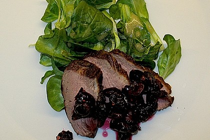 Warm ger&auml;ucherte Entenbrust auf Feldsalat mit Apfeldressing 1