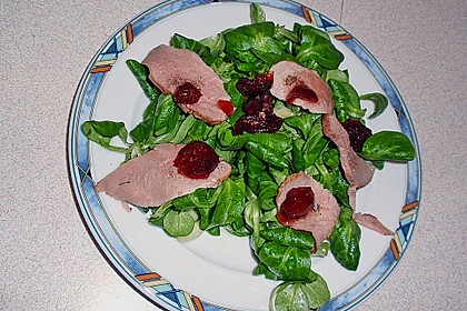 Warm ger&auml;ucherte Entenbrust auf Feldsalat mit Apfeldressing 3