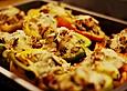 Mit Ratatouille gef&uuml;llte und &uuml;berbackene Paprika