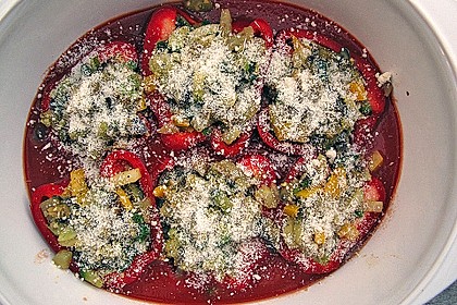 Mit Ratatouille gefüllte und überbackene Paprika 22