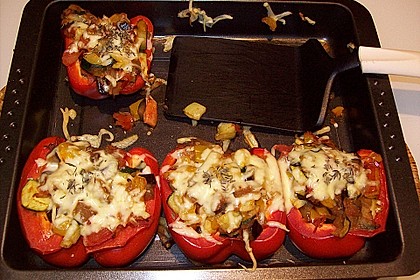 Mit Ratatouille gefüllte und überbackene Paprika 19