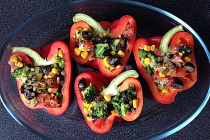 Mit Ratatouille gefüllte und überbackene Paprika