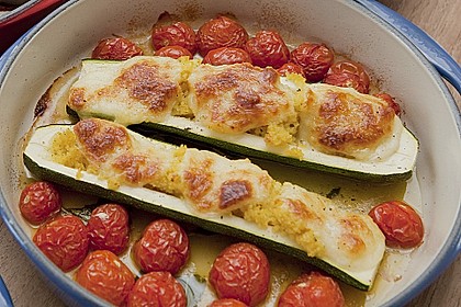 Mit Couscous gef&uuml;llte und &uuml;berbackene Zucchini