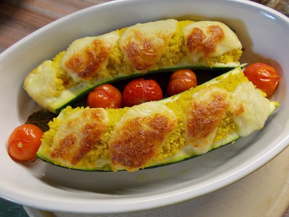 Mit Couscous gefüllte und überbackene Zucchini (Rezept mit Bild ...
