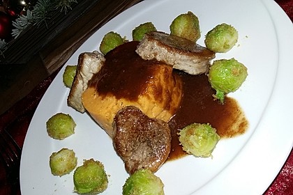 Schweinefilet auf Süßkartoffelpüree mit Lebkuchenjus und Rosenkohl 1