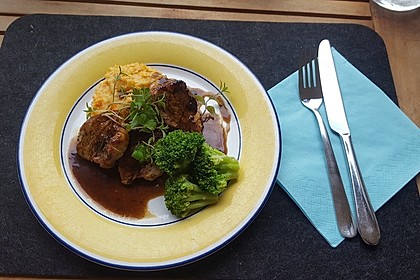 Schweinefilet auf Süßkartoffelpüree mit Lebkuchenjus und Rosenkohl 39