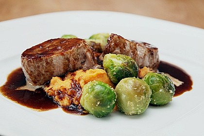 Schweinefilet auf Süßkartoffelpüree mit Lebkuchenjus und Rosenkohl 2