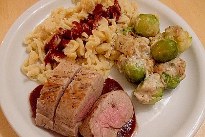 Schweinefilet auf Süßkartoffelpüree mit Lebkuchenjus und Rosenkohl 34