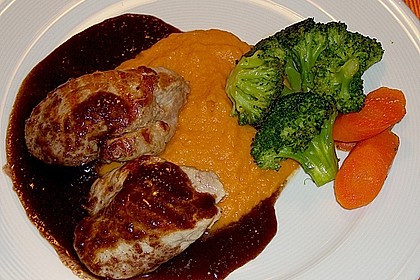 Schweinefilet auf Süßkartoffelpüree mit Lebkuchenjus und Rosenkohl 11
