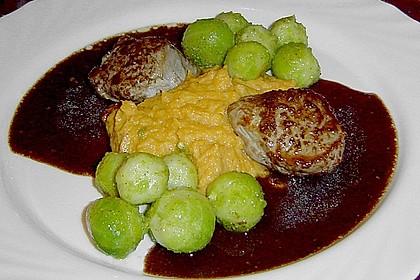 Schweinefilet auf Süßkartoffelpüree mit Lebkuchenjus und Rosenkohl 42