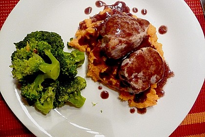 Schweinefilet auf Süßkartoffelpüree mit Lebkuchenjus und Rosenkohl 17