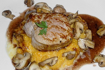 Schweinefilet auf Süßkartoffelpüree mit Lebkuchenjus und Rosenkohl 16