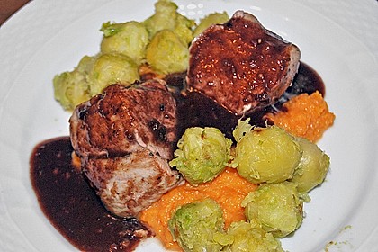 Schweinefilet auf Süßkartoffelpüree mit Lebkuchenjus und Rosenkohl 36