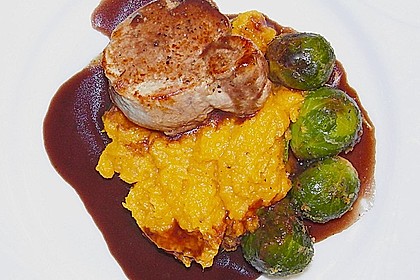 Schweinefilet auf Süßkartoffelpüree mit Lebkuchenjus und Rosenkohl 7