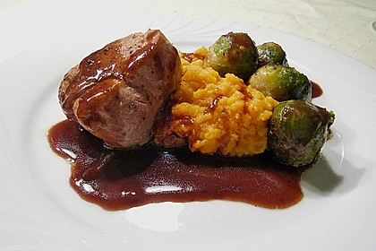 Schweinefilet auf Süßkartoffelpüree mit Lebkuchenjus und Rosenkohl 8
