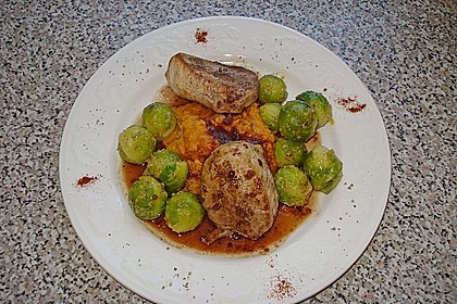 Schweinefilet auf Süßkartoffelpüree mit Lebkuchenjus und Rosenkohl 14