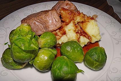 Schweinefilet auf Süßkartoffelpüree mit Lebkuchenjus und Rosenkohl 10