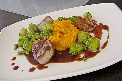 Schweinefilet auf Süßkartoffelpüree mit Lebkuchenjus und Rosenkohl 4