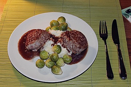 Schweinefilet auf Süßkartoffelpüree mit Lebkuchenjus und Rosenkohl 28