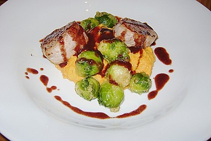 Schweinefilet auf Süßkartoffelpüree mit Lebkuchenjus und Rosenkohl 9