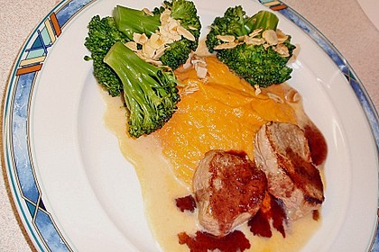 Schweinefilet auf Süßkartoffelpüree mit Lebkuchenjus und Rosenkohl 48