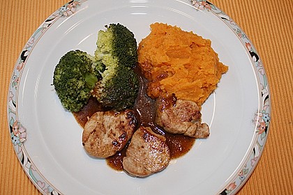 Schweinefilet auf Süßkartoffelpüree mit Lebkuchenjus und Rosenkohl 21