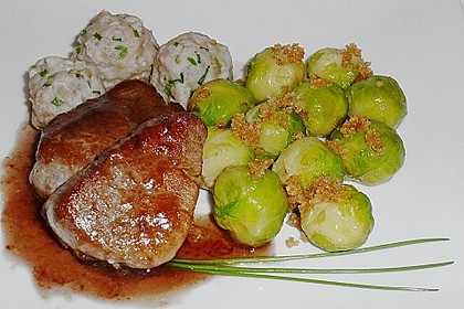 Schweinefilet auf Süßkartoffelpüree mit Lebkuchenjus und Rosenkohl 12