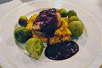 Schweinefilet auf Süßkartoffelpüree mit Lebkuchenjus und Rosenkohl 15