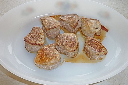 Schweinefilet auf Süßkartoffelpüree mit Lebkuchenjus und Rosenkohl 55