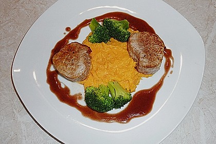 Schweinefilet auf Süßkartoffelpüree mit Lebkuchenjus und Rosenkohl 18