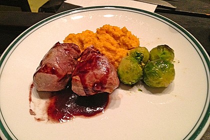Schweinefilet auf Süßkartoffelpüree mit Lebkuchenjus und Rosenkohl 59