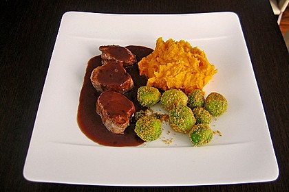 Schweinefilet auf Süßkartoffelpüree mit Lebkuchenjus und Rosenkohl 3