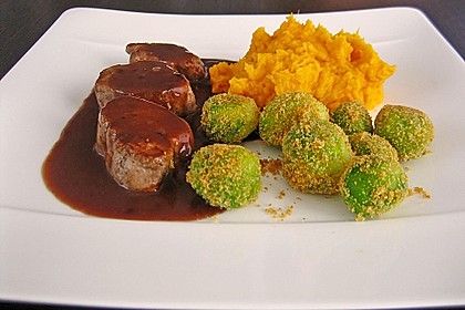 Schweinefilet auf Süßkartoffelpüree mit Lebkuchenjus und Rosenkohl 5