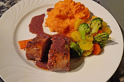 Schweinefilet auf Süßkartoffelpüree mit Lebkuchenjus und Rosenkohl 22