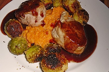 Schweinefilet auf Süßkartoffelpüree mit Lebkuchenjus und Rosenkohl 49