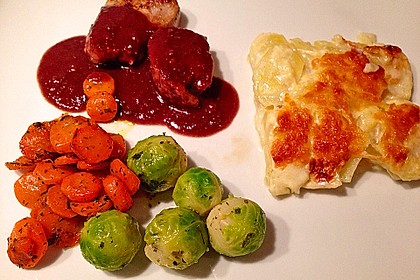 Schweinefilet auf Süßkartoffelpüree mit Lebkuchenjus und Rosenkohl 35