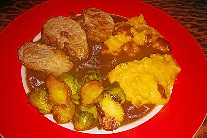 Schweinefilet auf Süßkartoffelpüree mit Lebkuchenjus und Rosenkohl 60