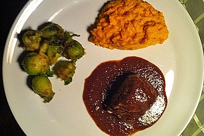 Schweinefilet auf Süßkartoffelpüree mit Lebkuchenjus und Rosenkohl 44