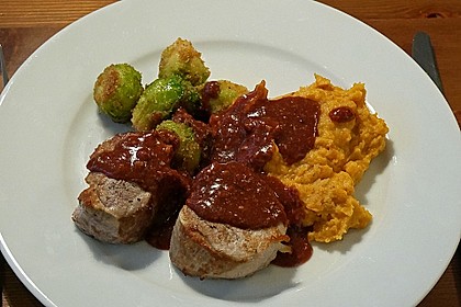 Schweinefilet auf Süßkartoffelpüree mit Lebkuchenjus und Rosenkohl 19